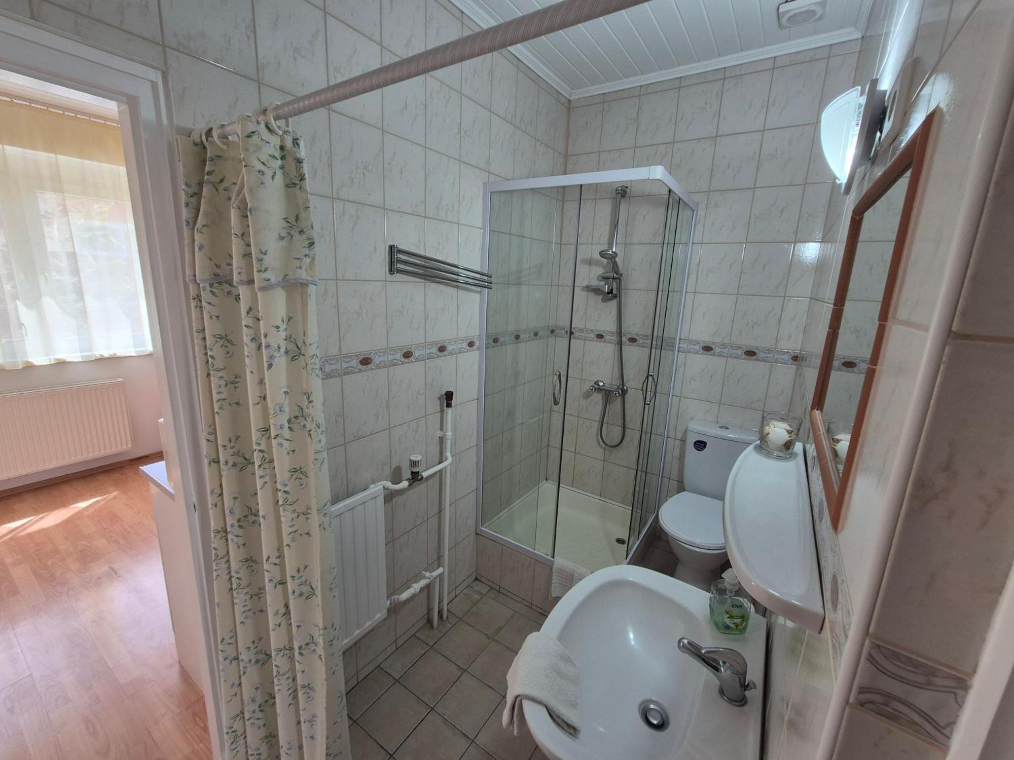 Roxanna Apartman Gyula Ngoại thất bức ảnh