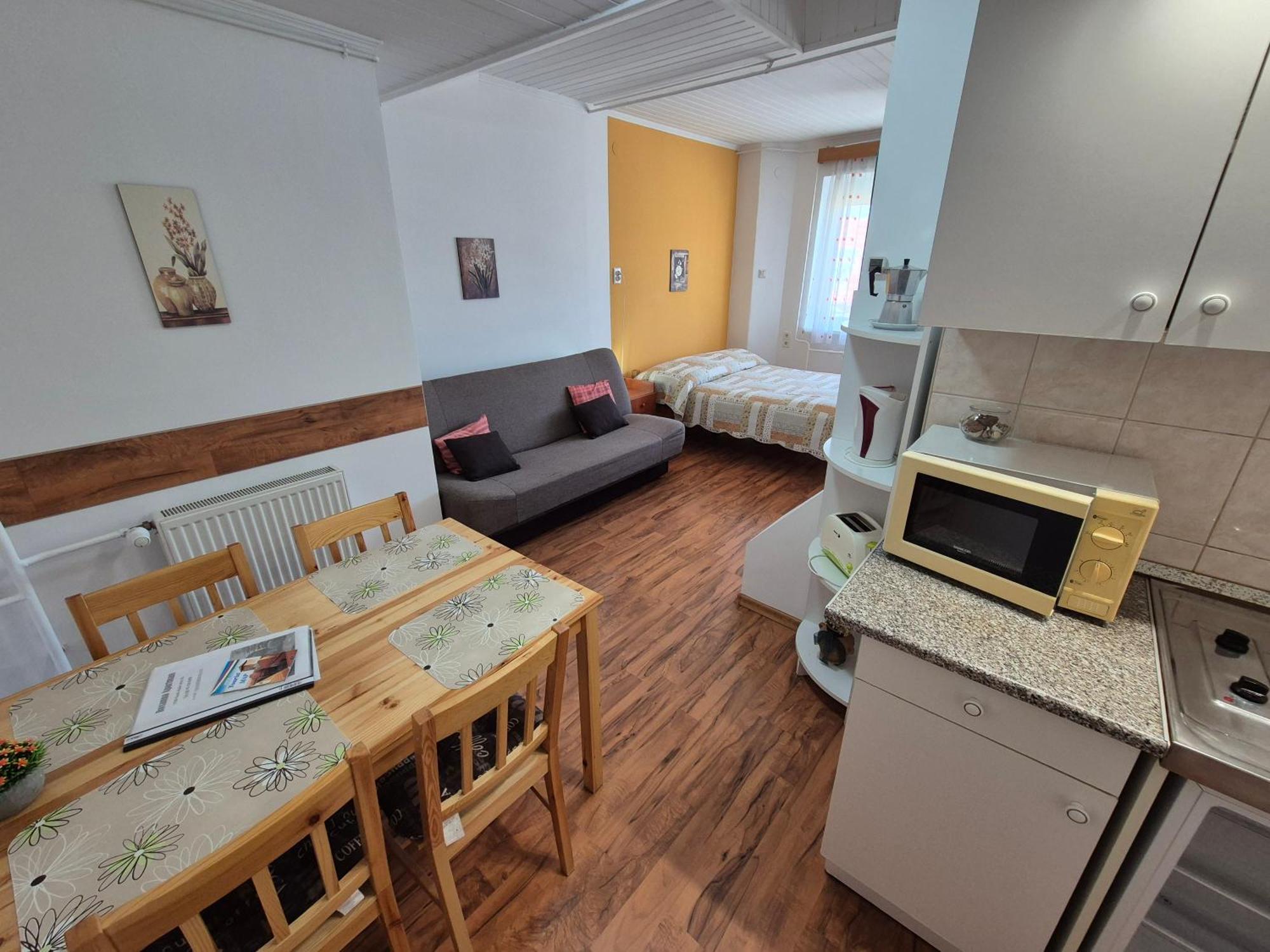 Roxanna Apartman Gyula Ngoại thất bức ảnh