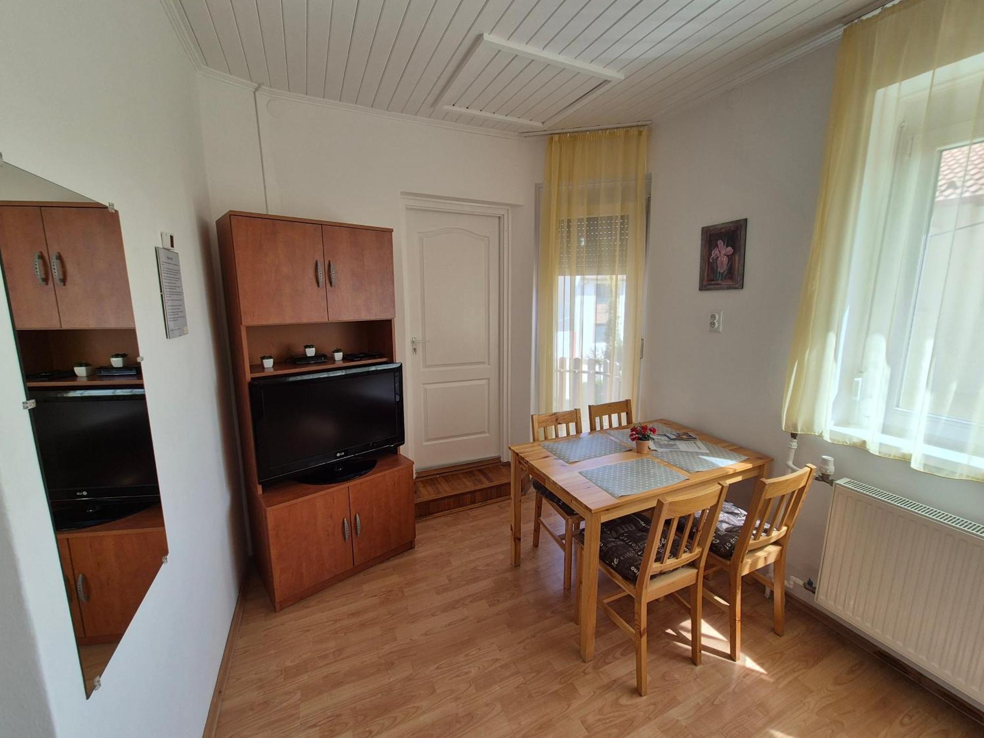 Roxanna Apartman Gyula Ngoại thất bức ảnh
